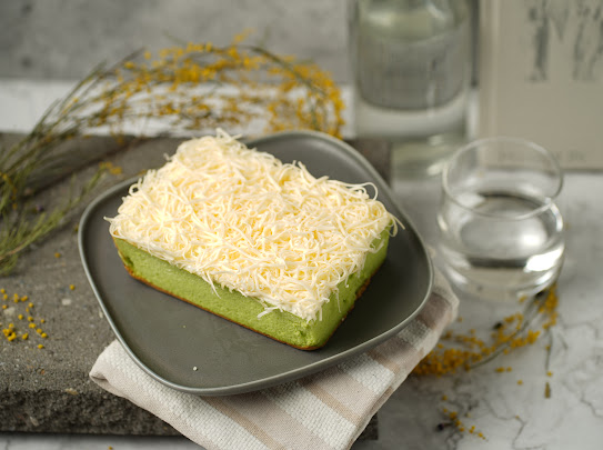 Kue bolu keju Indonesian sponge cheesecake original and pandan flavours